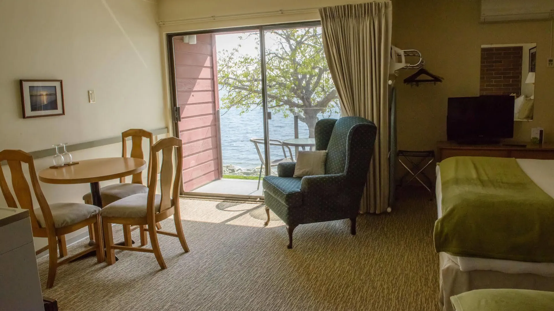 Sechelt Inn 2*,
