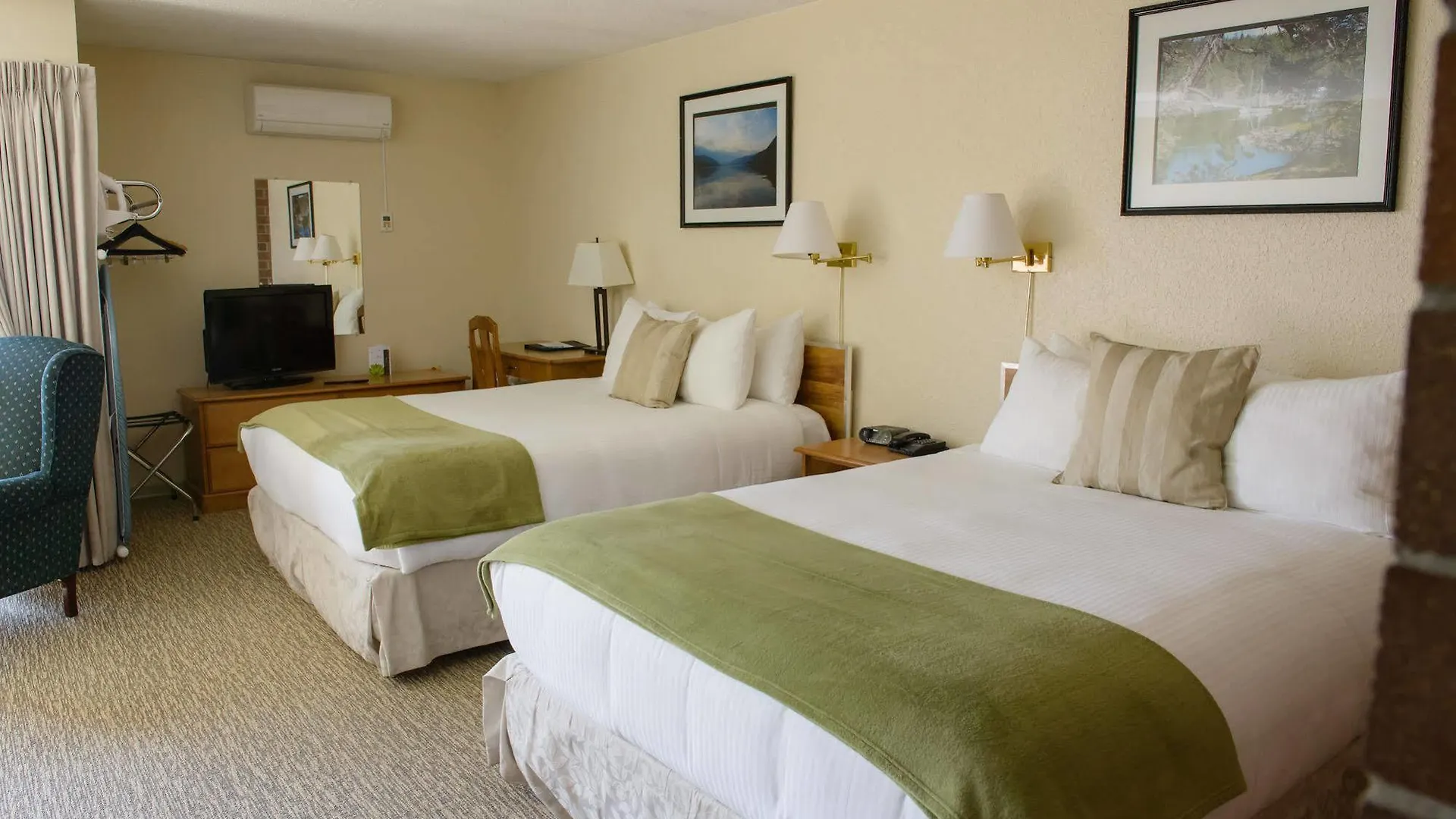 Sechelt Inn Hotel